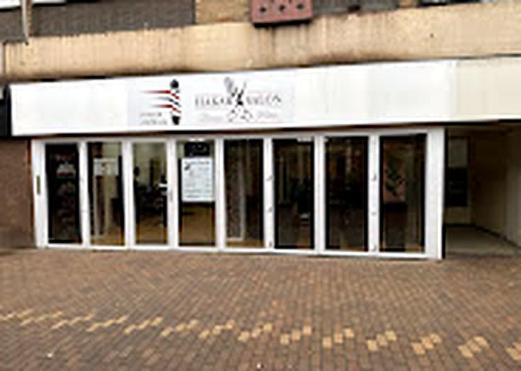 Voorgevel van HAKAR SALON met het naambord boven de glazen pui